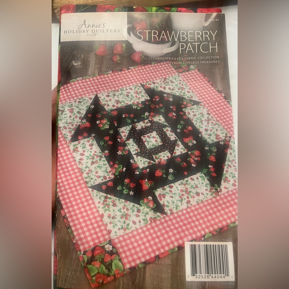 Annie’s Holiday Quilters Club Strawberry Fields Fabric
